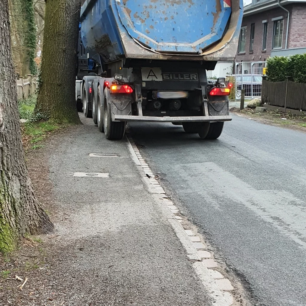 Verkehr in Oberneuland. Ausweichen auf Fußwege, Begegnungsverkehr, Schwerlastverkehr fährt die Fußwege kaputt.