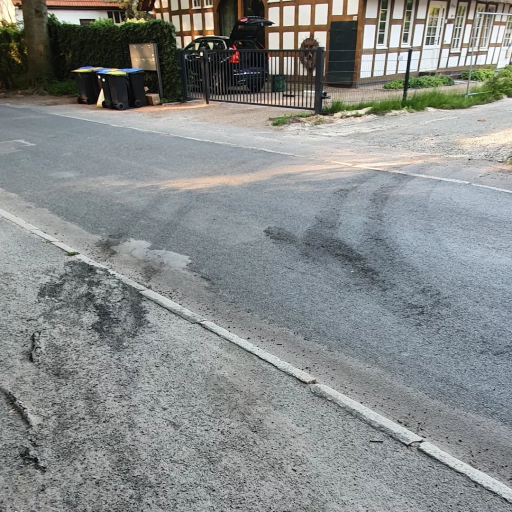 Verkehr in Oberneuland. Schwerlastverkehr und vor allem schlechtborganisierte abaustellen zerstören die Fußwege.